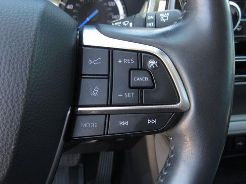 Used 2021 Toyota Highlander Limited AWD/4WD image 28