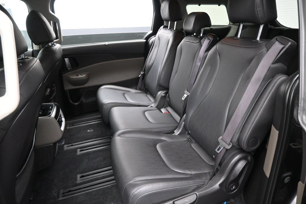 Used 2025 Kia Carnival EX FWD image 23