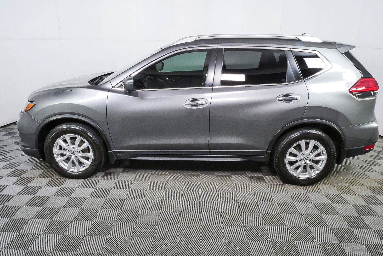 Used 2017 Nissan Rogue SV FWD image 28