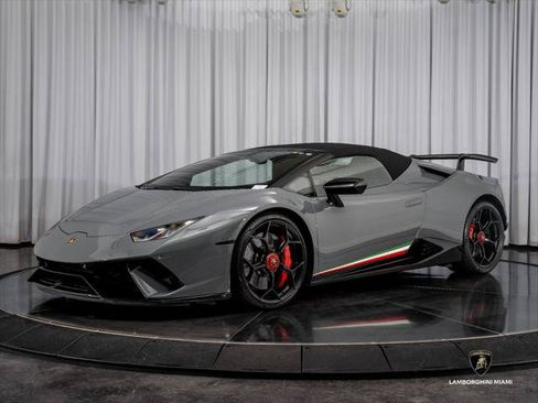 Used 2018 Lamborghini Huracan Performante AWD/4WD image 7