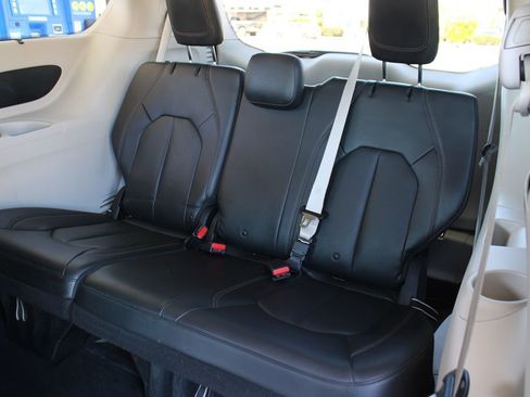 Used 2017 Chrysler Pacifica Premium image 27