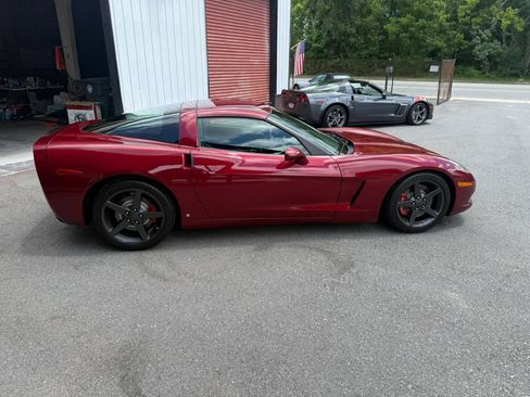 Used 2007 Chevrolet Corvette Coupe w/ Performance Package RWD image 7
