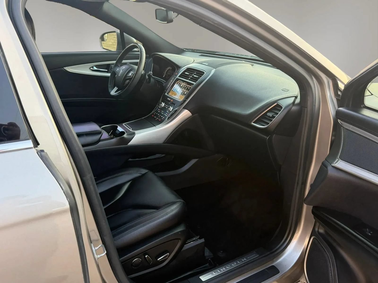 Used 2017 Lincoln MKX Premiere FWD image 19