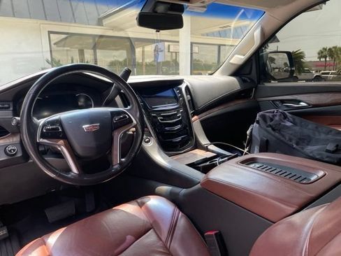 Used 2019 Cadillac Escalade Luxury AWD/4WD image 9