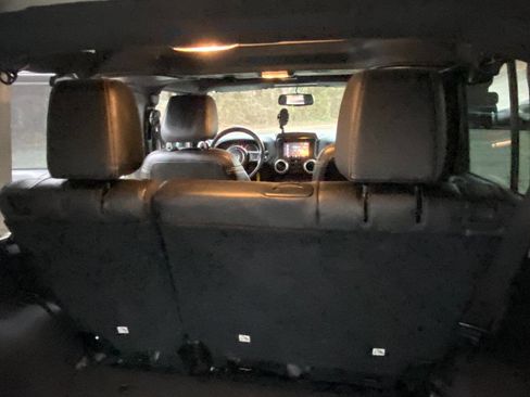 Used 2015 Jeep Wrangler Unlimited Rubicon w/ Connectivity Group image 42