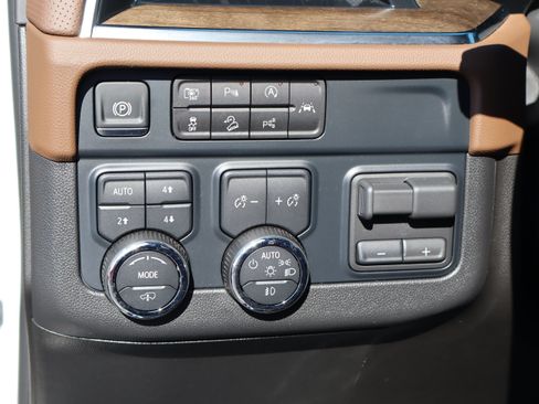 Used 2025 Chevrolet Suburban High Country AWD/4WD image 23