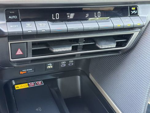 Used 2025 Toyota Camry SE FWD image 23