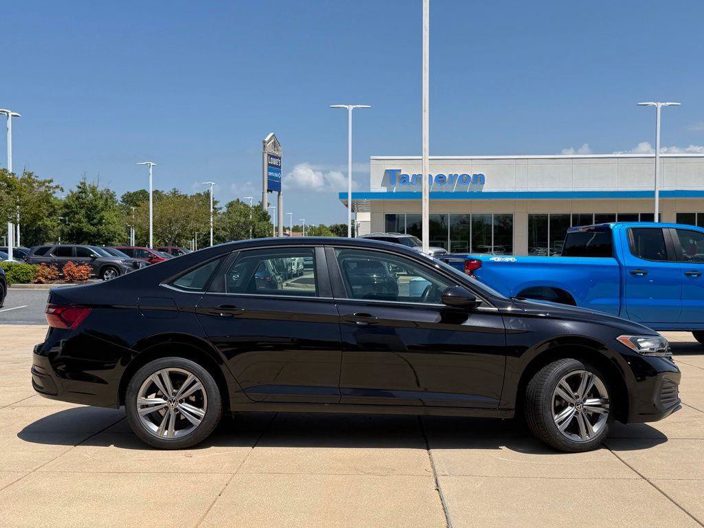 Used 2023 Volkswagen Jetta SE w/ Panoramic Sunroof Package FWD image 6
