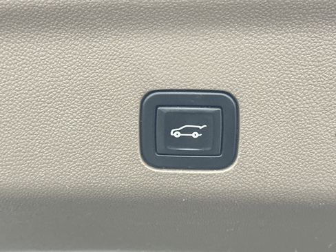 Used 2021 GMC Yukon XL Denali w/ Denali Premium Package image 17