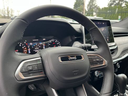 Used 2025 Jeep Compass Latitude image 28