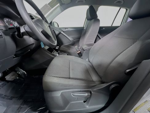 Used 2010 Volkswagen Tiguan S image 15