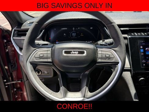 Used 2025 Jeep Grand Cherokee Altitude RWD image 14