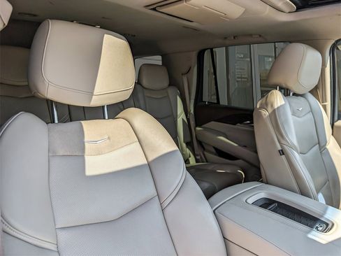 Used 2015 Cadillac Escalade Luxury image 25