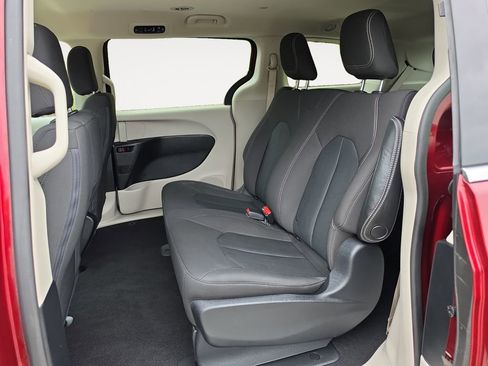 Used 2020 Chrysler Voyager L FWD image 13