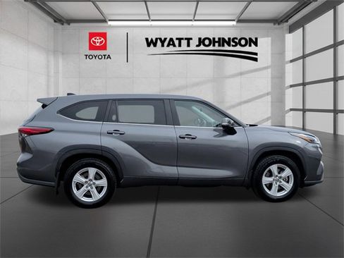 Certified 2023 Toyota Highlander LE image 6