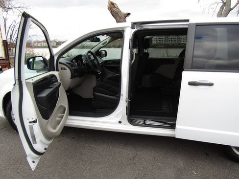 Used 2019 Dodge Grand Caravan SE w/ UConnect Hands-Free Group image 24