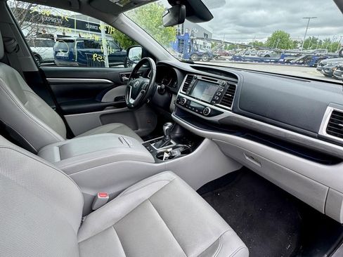 Used 2019 Toyota Highlander Limited w/ Carpet Mat Package (TMS) AWD/4WD image 17