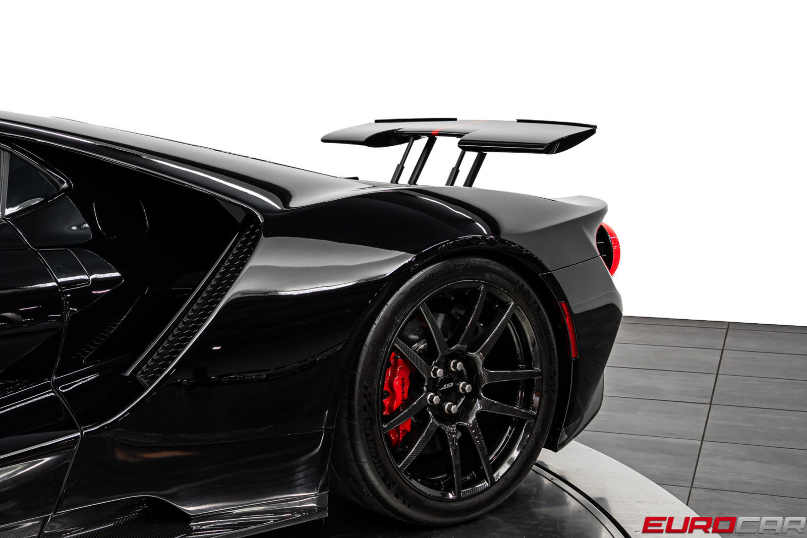 Used 2020 Ford GT Carbon Series RWD image 23