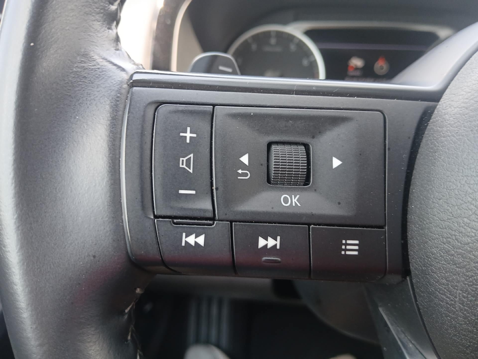 Used 2025 Nissan Pathfinder SV FWD image 28