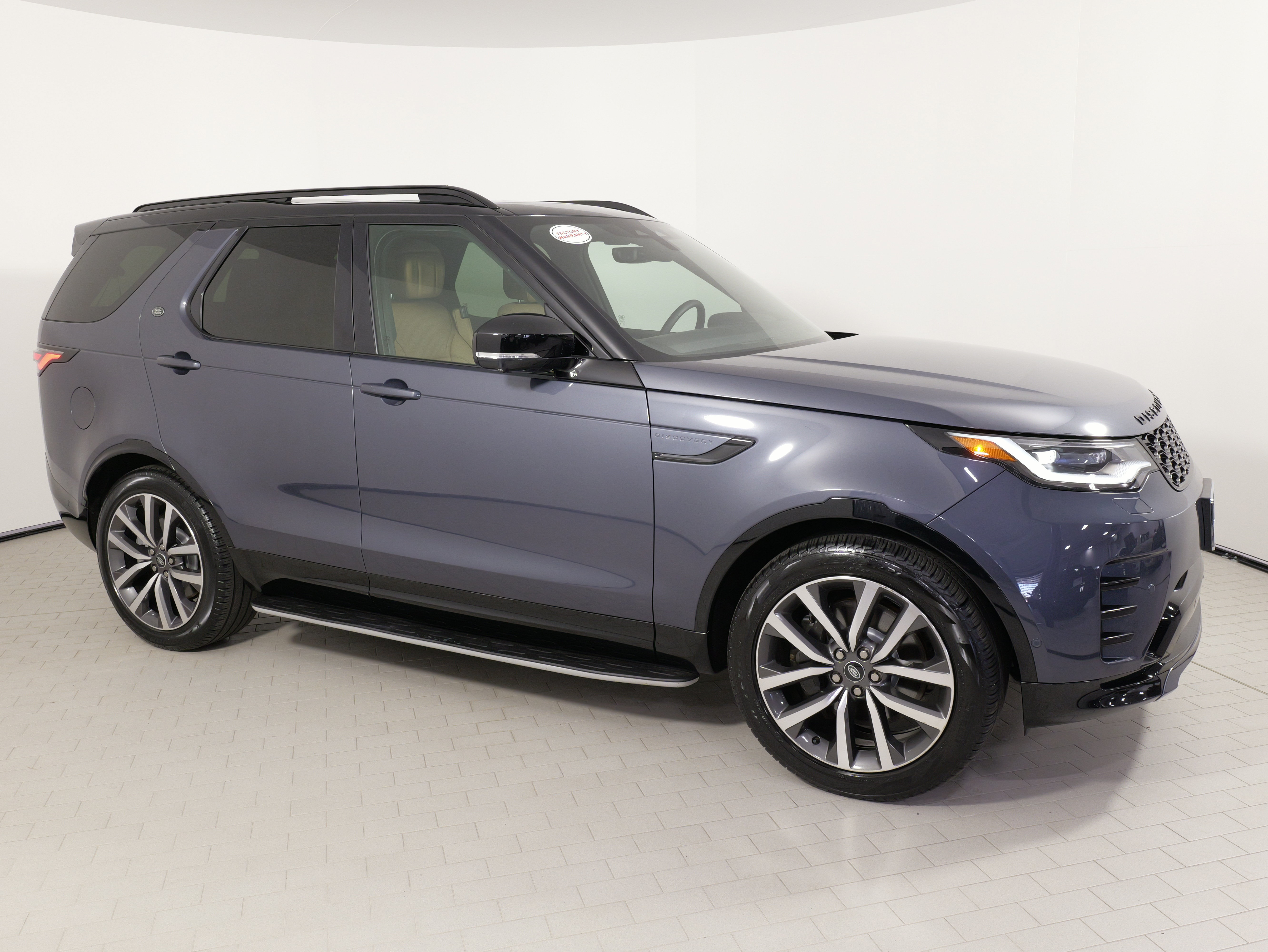 Used 2024 Land Rover Discovery Dynamic SE AWD/4WD image 9