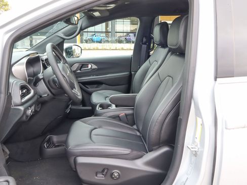 New 2026 Chrysler Pacifica Select image 14