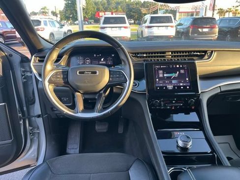 Used 2022 Jeep Grand Cherokee Altitude AWD/4WD image 14
