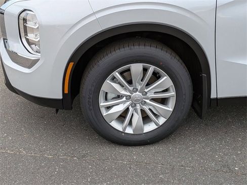 New 2025 Mitsubishi Outlander ES image 10