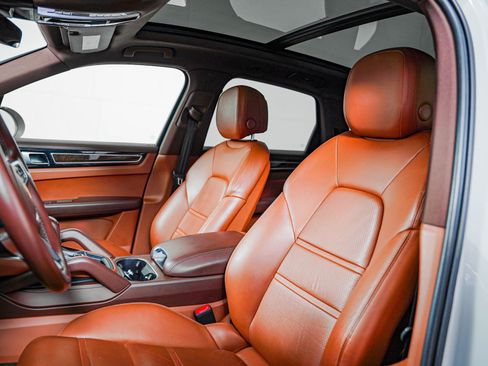 Certified 2023 Porsche Cayenne w/ Premium Package AWD/4WD image 5