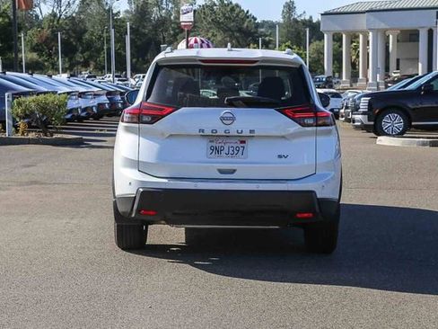 Used 2024 Nissan Rogue SV w/ SV Premium Package FWD image 4