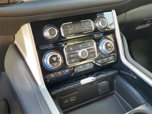 Used 2024 GMC Yukon XL Denali image 33