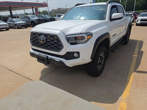 Used 2023 Toyota Tacoma TRD Off-Road w/ Technology Package AWD/4WD image 11