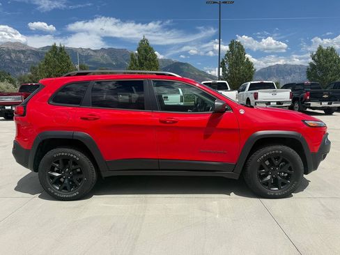 Used 2018 Jeep Cherokee Trailhawk w/ Comfort/Convenience Group AWD/4WD image 2