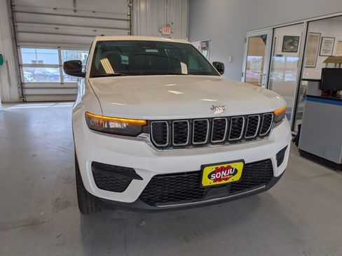 Used 2023 Jeep Grand Cherokee Laredo AWD/4WD image 36