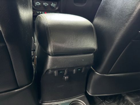 Used 2016 Jeep Wrangler Unlimited Sahara image 36