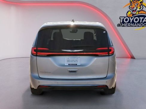 Used 2024 Chrysler Pacifica Touring-L image 6