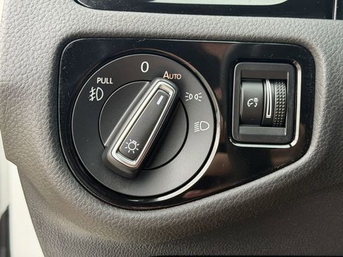 Used 2019 Volkswagen GTI SE FWD image 24