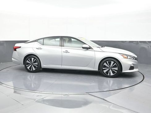 Used 2022 Nissan Altima 2.5 SV FWD image 17
