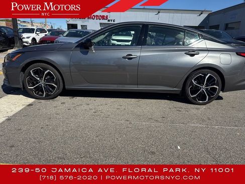 Used 2023 Nissan Altima 2.5 SR image 2