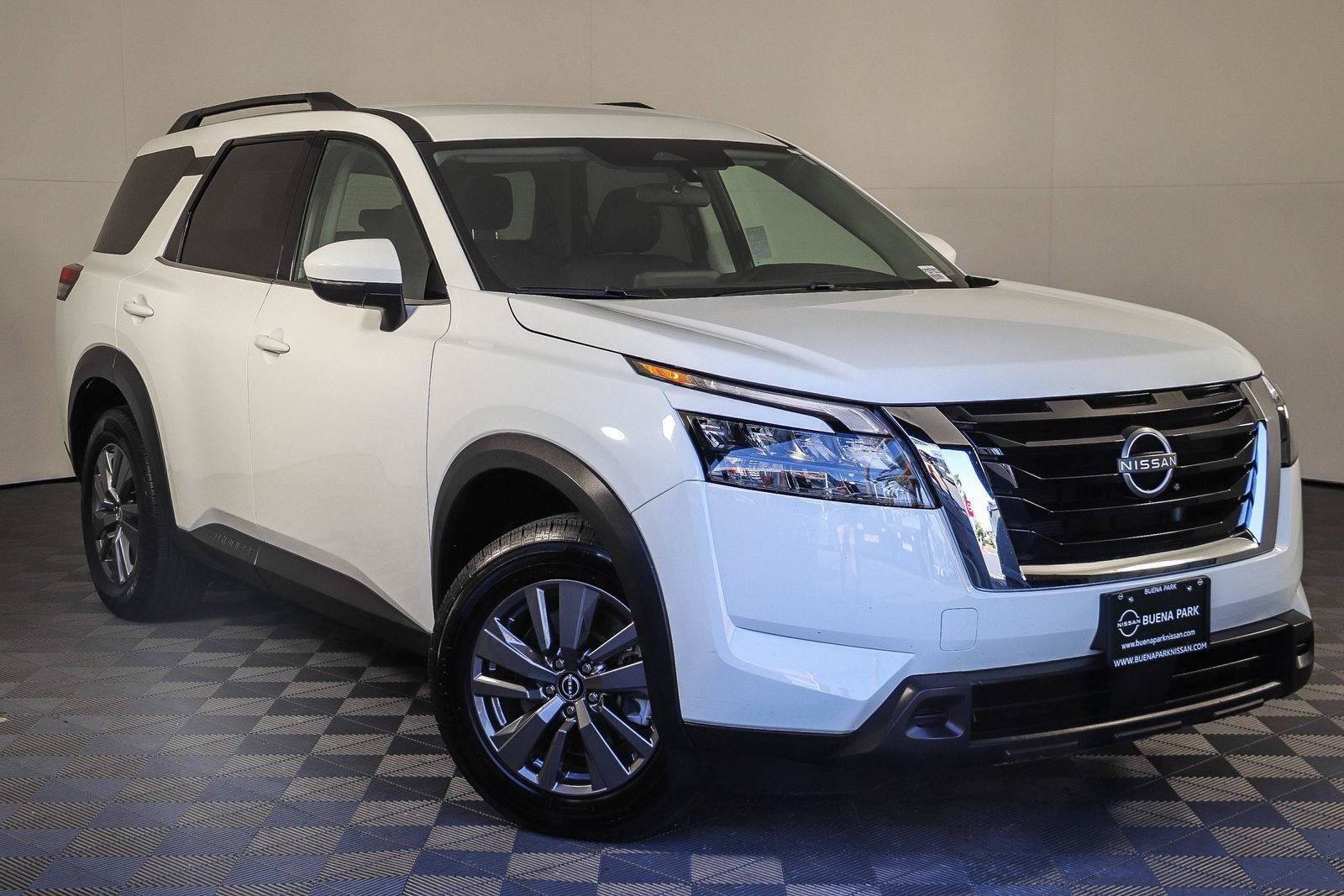 Used 2024 Nissan Pathfinder SV FWD image 1
