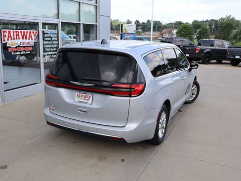 Used 2024 Chrysler Pacifica Touring-L FWD image 40