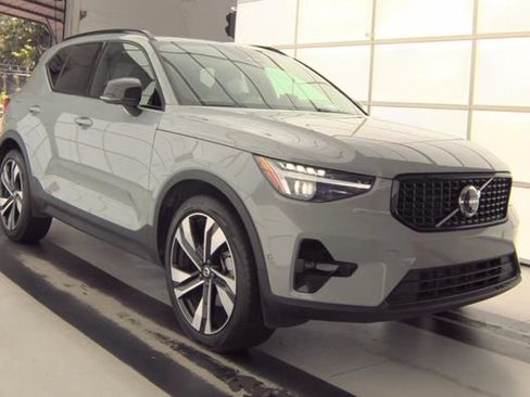 Used 2025 Volvo XC40 B5 Ultra AWD/4WD image 2