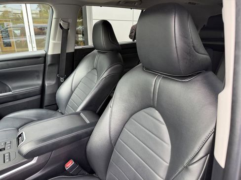 Certified 2024 Toyota Highlander XLE AWD/4WD image 12