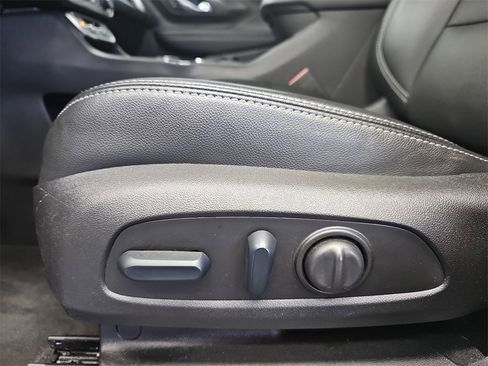 Used 2024 GMC Terrain SLT image 27