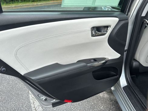 Used 2018 Toyota Avalon XLE FWD image 19