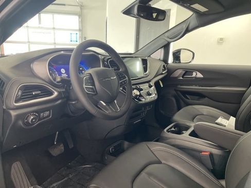 New 2026 Chrysler Pacifica Select AWD/4WD image 10