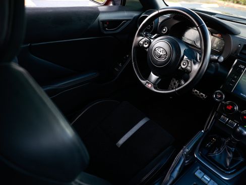 Used 2022 Toyota GR86 Premium w/ ALL Weather Mat Package (TMS) image 22