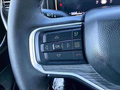 Used 2024 Jeep Wagoneer L Series II w/ Premium Group I image 17