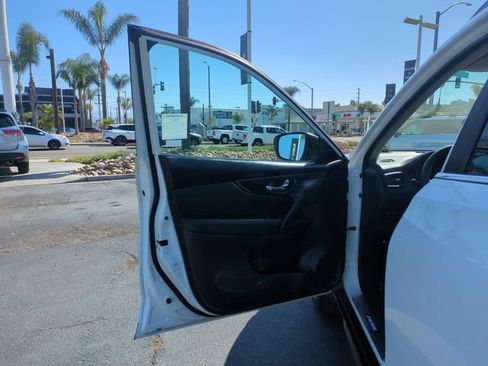 Used 2017 Nissan Rogue SV FWD image 12