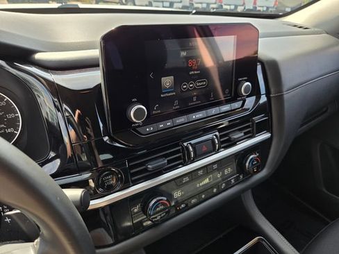 Used 2025 Nissan Pathfinder SV FWD image 22