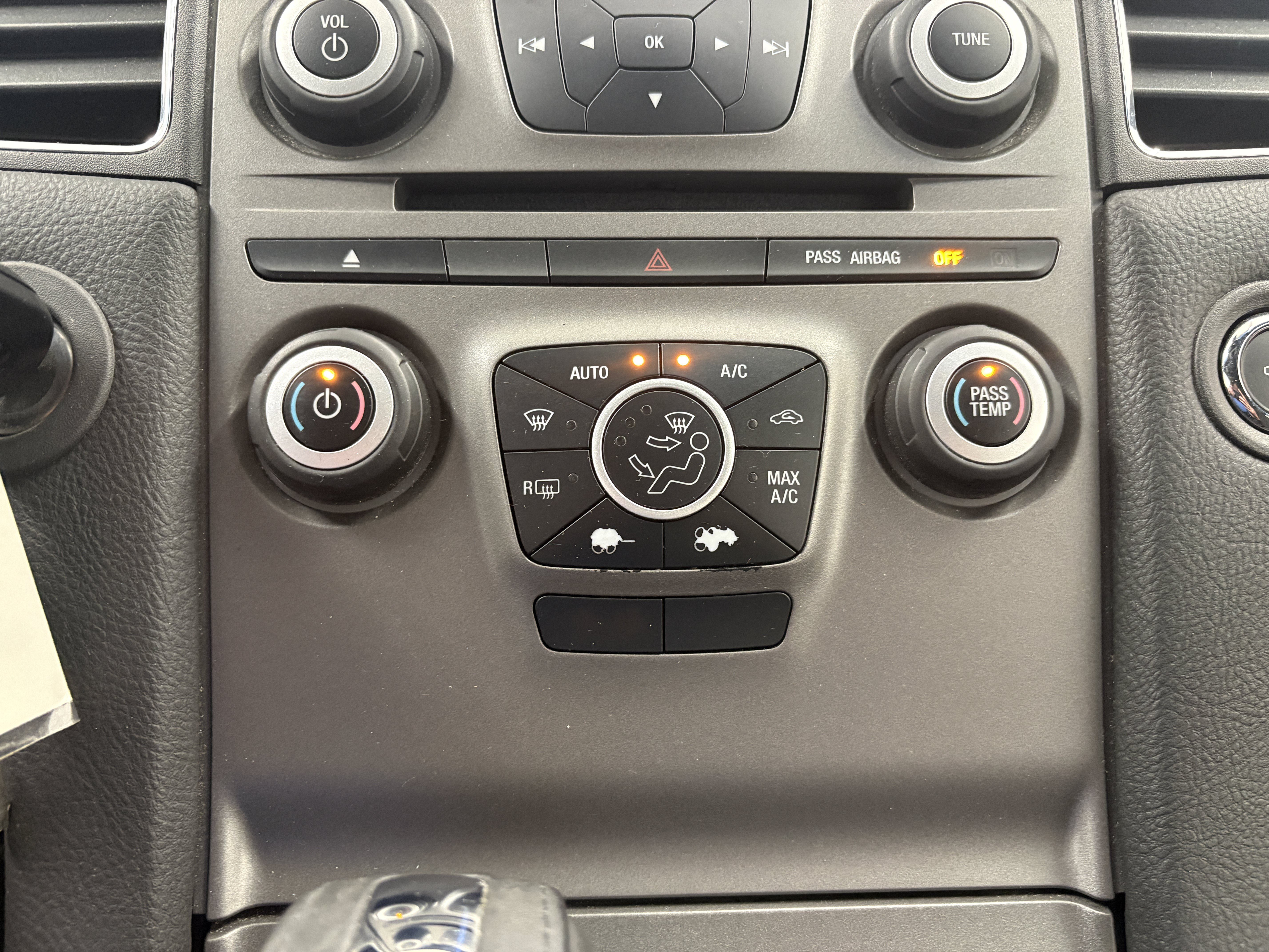 Used 2015 Ford Taurus SEL FWD image 16